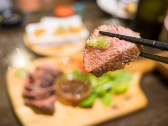 ワイングラスで飲み放題の地酒を愉しむ！魚も肉も美味しい日本酒バル