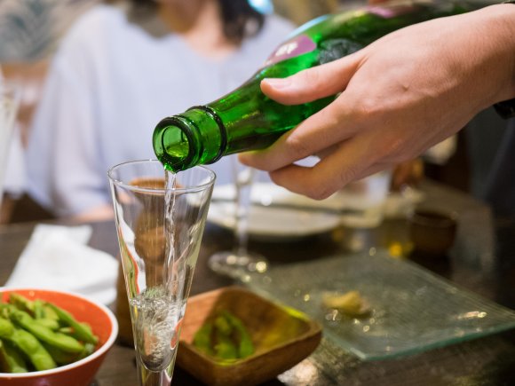 ワイングラスで飲み放題の地酒を愉しむ！魚も肉も美味しい日本酒バル