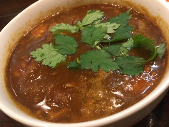 真っ赤な麺をカレースープに！辛さがクセになる「トマトカレーつけ麺」