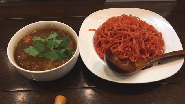 真っ赤な麺をカレースープに！辛さがクセになる「トマトカレーつけ麺」