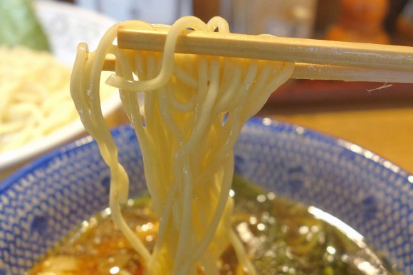 細麺と太麺が両方楽しめる！違いを堪能できる『神田勝本』名物のつけそば