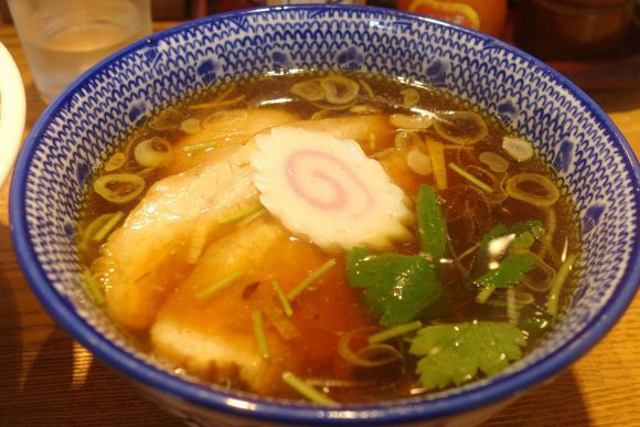 細麺と太麺が両方楽しめる！違いを堪能できる『神田勝本』名物のつけそば