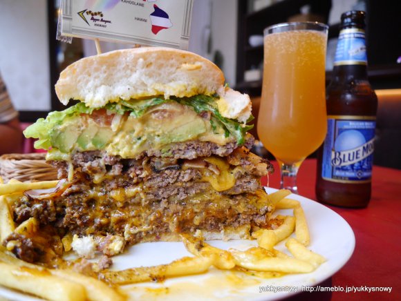 ビールと合い過ぎる！超巨大ハンバーガー３種をハワイ発の人気店で実食！