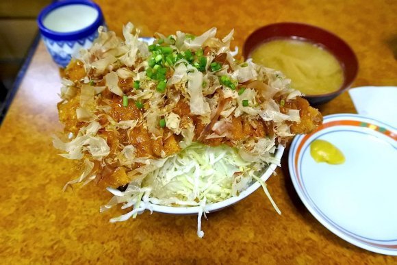 美味しいものをお腹いっぱい！東京で味わえる至極のデカ盛りグルメ5選