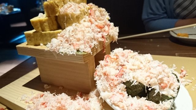 蟹ぶっかけ出し巻きがド迫力！銀座の真ん中で北海道の海鮮を味わえるお店