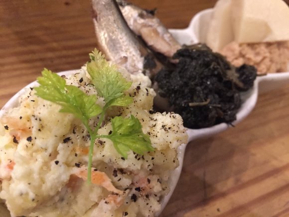 初めてでも入りやすい！20種類以上並ぶ惣菜や魚介も美味い京橋の酒場