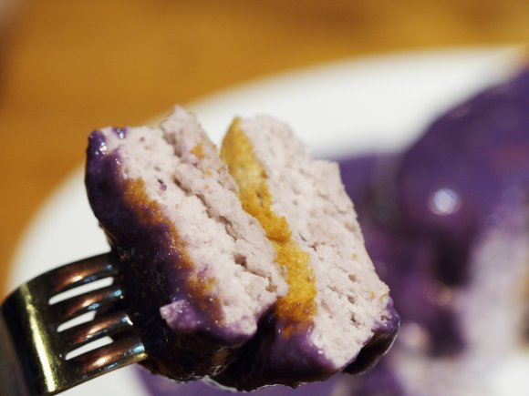 こんなの見たことある！？話題の超ビビッドな紫色のパンケーキ