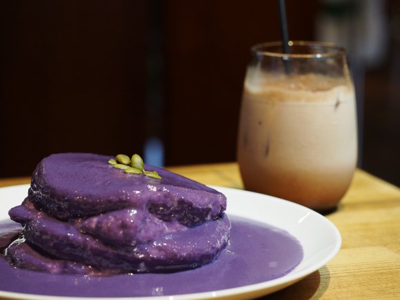 こんなの見たことある！？話題の超ビビッドな紫色のパンケーキ