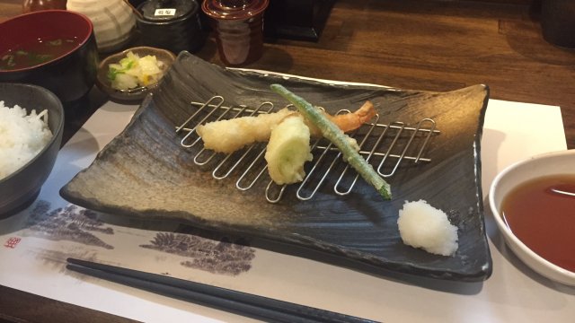 目の前で揚げたての天ぷらが味わえる！800円の高コスパランチ