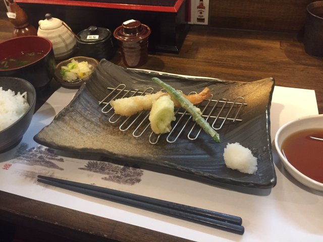 目の前で揚げたての天ぷらが味わえる！800円の高コスパランチ