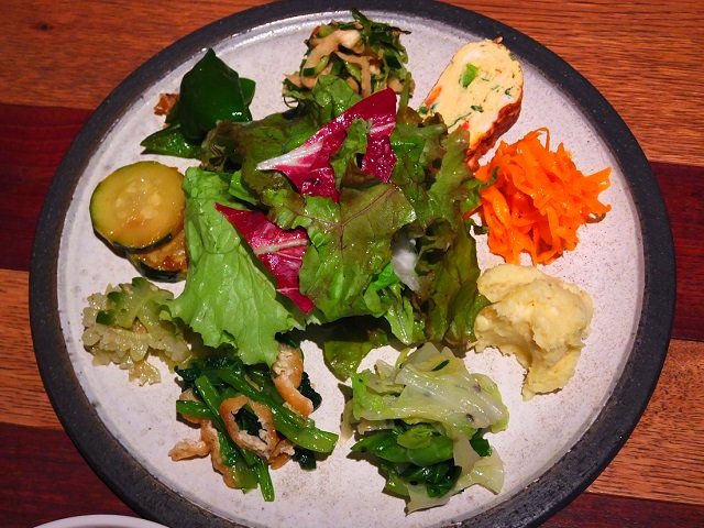 10種近くものお惣菜は野菜たっぷり。温もりあるカフェのヘルシーランチ