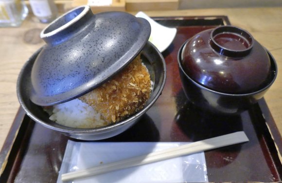 ご飯の上に山盛りのタレかつ！東京で食べられる新潟式「タレかつ丼」