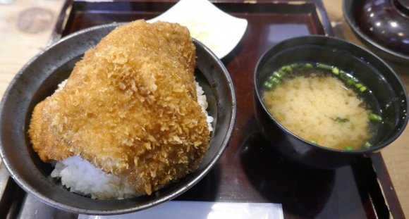 ご飯の上に山盛りのタレかつ！東京で食べられる新潟式「タレかつ丼」