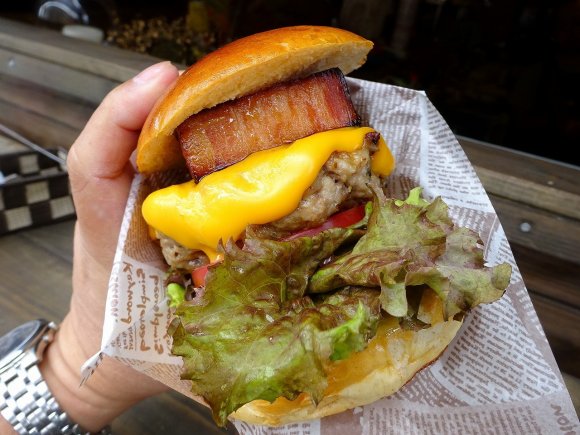 病みつきになる肉感！大阪のブランド豚を100%使った極旨ハンバーガー