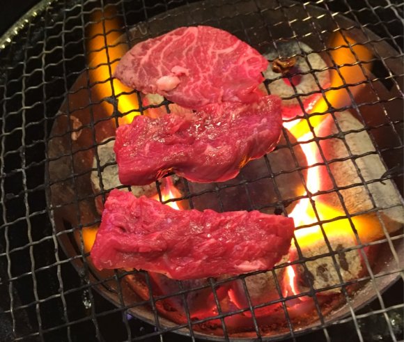 松阪牛が1皿350円から！お肉が回る、夢の「回転焼肉」が体験できる店