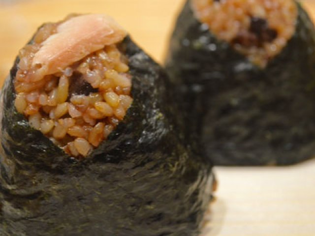 日本人なら一度は食べてみてほしい！人気の「寝かせ玄米おむすび」専門店