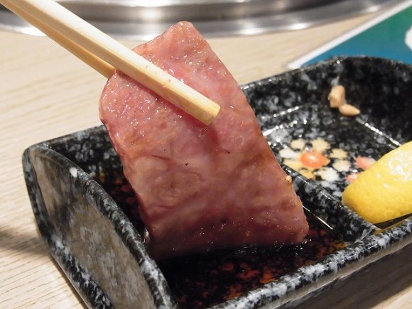 格安で霜降り牛を楽しむ！肉汁あふれる絶品焼肉の人気記事6選