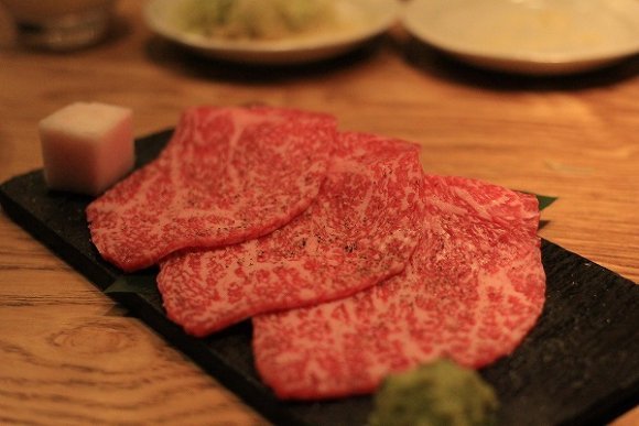 格安で霜降り牛を楽しむ！肉汁あふれる絶品焼肉の人気記事6選