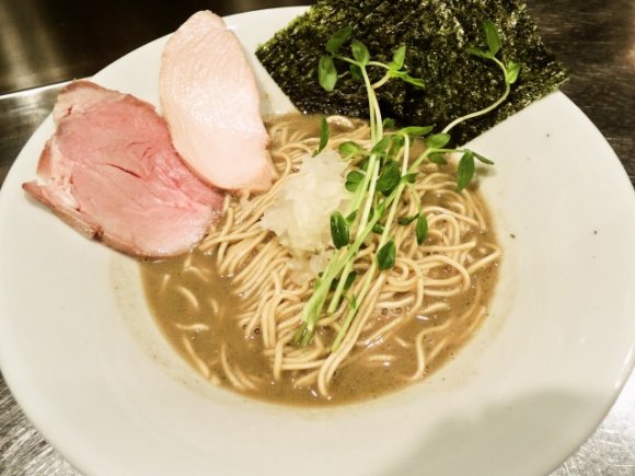 【上野】黒全粒粉麺が誕生！「さんじ」のラーメンは今こそ必食