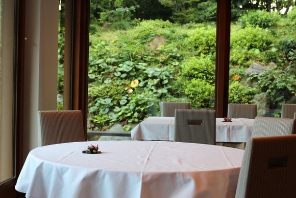 都内で2000坪の日本庭園を眺めながらフレンチがいただけるレストラン