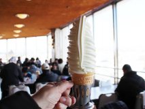 お帰りなさい！『マルカンビル大食堂』名物、箸で食べるソフトクリーム！