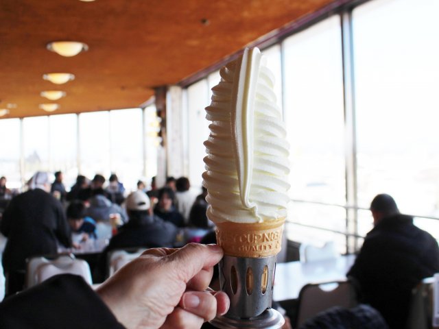 お帰りなさい！『マルカンビル大食堂』名物、箸で食べるソフトクリーム！