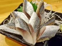 刺身のエッジが鮮度の証！海鮮モノが旨い、大阪で人気上昇中の立ち飲み屋