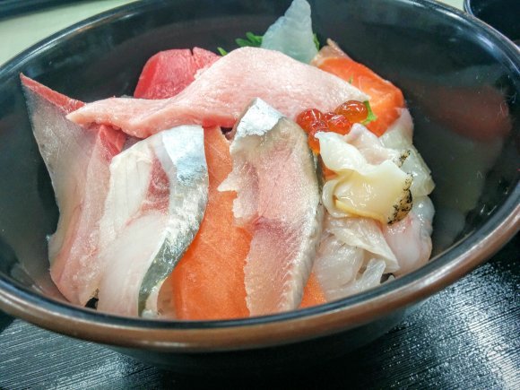 北海道といえば海鮮丼！お刺身盛り放題など新鮮でおいしい海鮮のお店