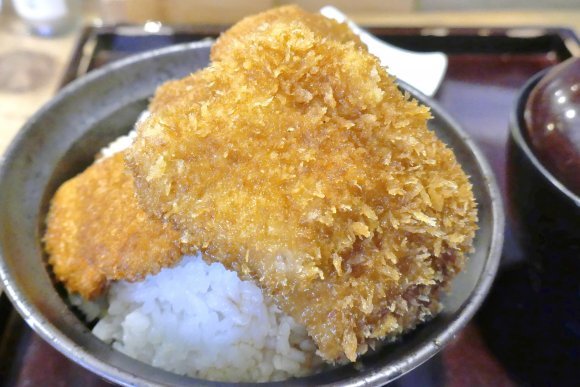 丼からはみ出す穴子天ぷらに海鮮丼も！ご飯との相性が最高すぎる「丼」