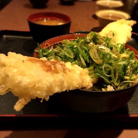 丼からはみ出す穴子天ぷらに海鮮丼も！ご飯との相性が最高すぎる「丼」