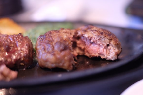 ジューシーな肉汁たっぷり！贅沢空間で味わうステーキ&ハンバーグランチ