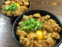 他府県からファンが訪問！プルプルでトロトロな「ホルモン丼」が旨い老舗