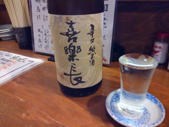 各地の日本酒がグラスになみなみで380円！肴もリーズナブルな呑み処