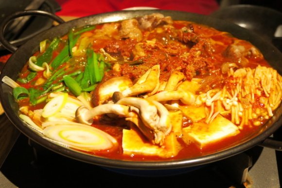 牛肉たっぷりの真っ赤な鍋がウマ辛！韓国版すき焼きが味わえる韓国料理店