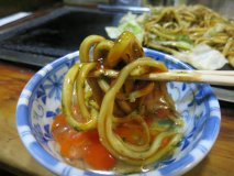 大阪焼きそばの人気店を厳選！地元で愛されるモチモチ麺×生卵が旨い4軒