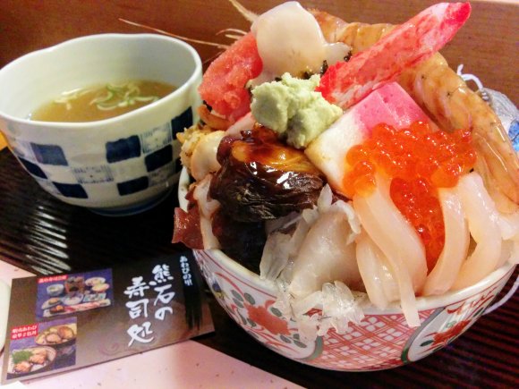 海鮮丼は値段以上のボリューム！コリッコリの活あわびも味わえる寿司屋