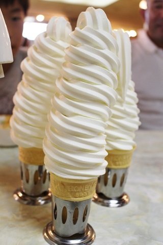 ２５cm超！マルカンデパートの箸で食す長過ぎソフトクリーム - メシコレ