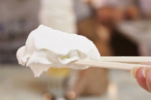 ２５cm超！マルカンデパートの箸で食す長過ぎソフトクリーム