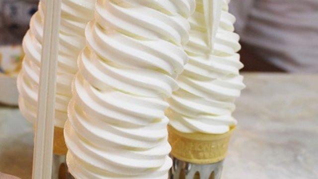２５cm超！マルカンデパートの箸で食す長過ぎソフトクリーム