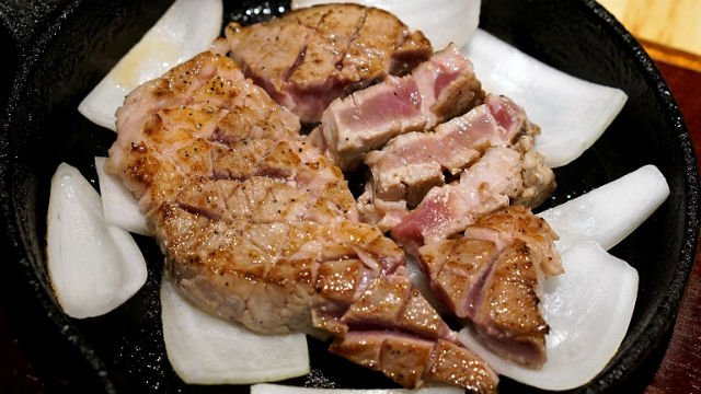 旨味はじける！延々と食べ続けたい衝動にかられる専門店の「豚ステーキ」