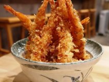 そびえ立つ7本の海老天に驚き！天ぷら専門店の大満足「海老天丼ランチ」