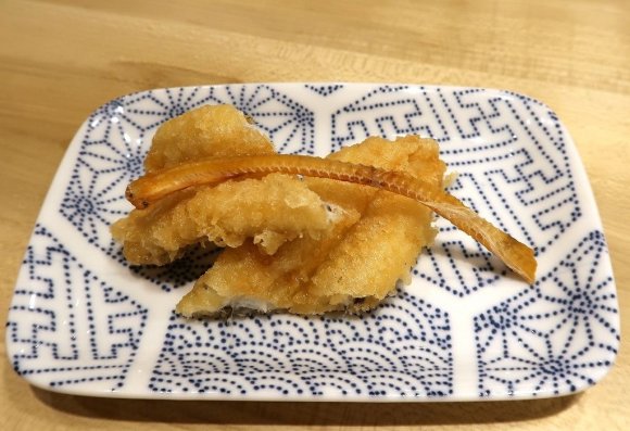 そびえ立つ7本の海老天に驚き！天ぷら専門店の大満足「海老天丼ランチ」