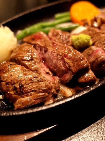 ステーキにカツ丼、塊肉も！美味しい肉料理がリーズナブルに楽しめる店