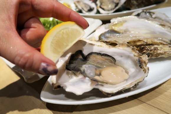 牡蠣肉に産地別食べ比べも！東梅田の「かき鐵」で旬の牡蠣を味わい尽くす