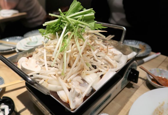 牡蠣肉に産地別食べ比べも！東梅田の「かき鐵」で旬の牡蠣を味わい尽くす