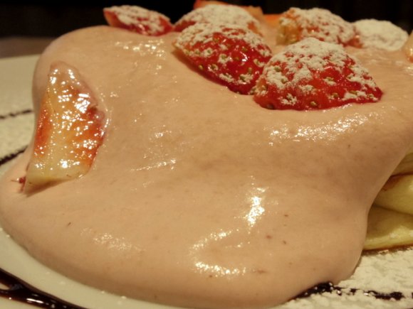 今冬限定！苺たっぷりピンククリームのパンケーキ：高倉町珈琲