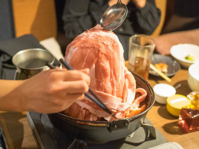 神戸びいどろで味わう！神戸牛から豚肉・ホルモンまでお肉たっぷりの肉鍋
