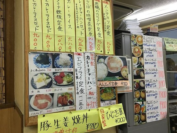 新宿で啜る母の味！昭和の薫り漂う大衆食堂で懐かしの豚汁を
