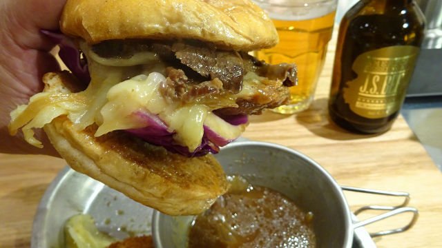 肉汁ソースに豪快ディップ！串カツをオマージュした大阪限定ハンバーガー