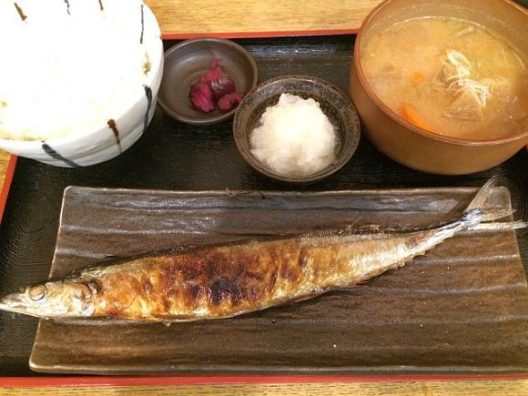 サンマの季節到来！新宿で高コスパに昼も夜も魚三昧の定食を